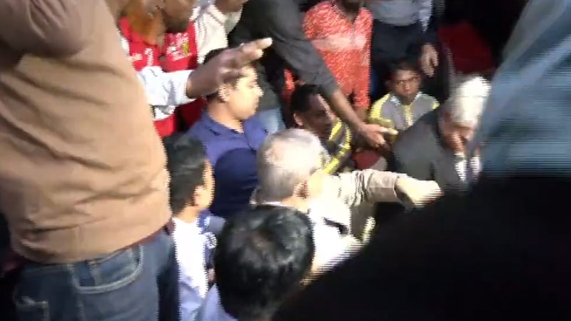 পল্টন কার্যালয়ের সামনের রাস্তায় ফখরুলের অবস্থান পল্টন কার্যালয়ের সামনের রাস্তায় ফখরুলের অবস্থান