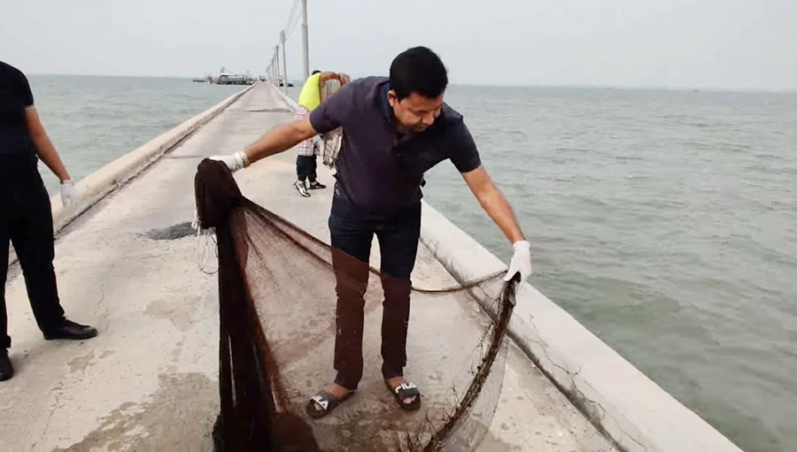  ‘গালফ অব থাইল্যান্ডে’  ঝাঁকি (ক্ষ্যাপা) জাল দিয়ে মাছ ধরছেন মনির খান