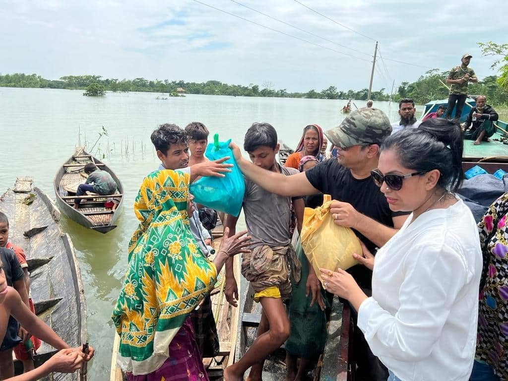 খাদ্যসামগ্রী তুলে দেয়ার সময়