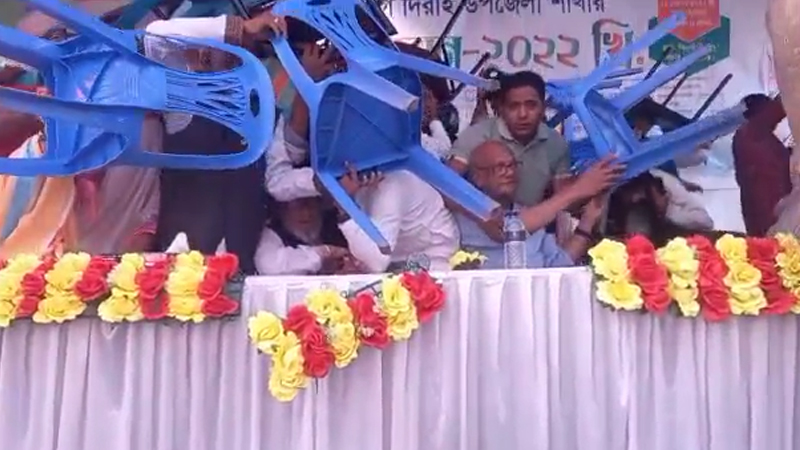 প্লাস্টিকের চেয়ার মাথায় দিয়ে নিজেকে রক্ষা করলেন সাবেক শিক্ষামন্ত্রী নুরুল ইসলাম নাহিদ প্লাস্টিকের চেয়ার মাথায় দিয়ে নিজেকে রক্ষা করলেন সাবেক শিক্ষামন্ত্রী নুরুল ইসলাম নাহিদ
