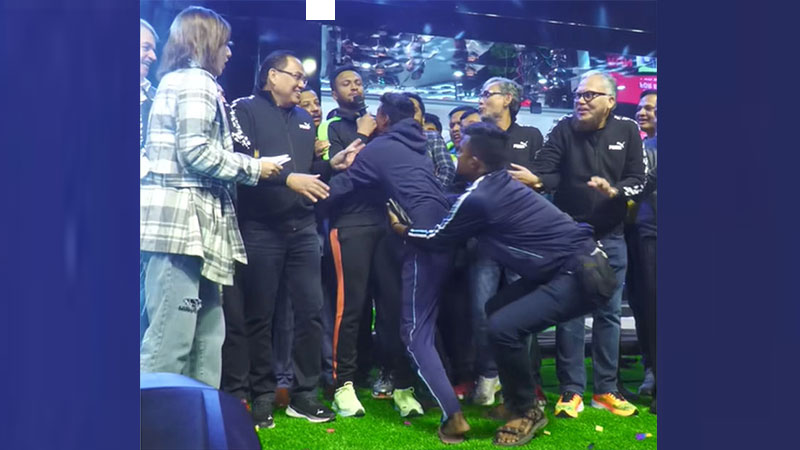 সাকিবের ওপর ঝাঁপিয়ে পড়লেন এক যুবক (ভিডিও) সাকিবের ওপর ঝাঁপিয়ে পড়লেন এক যুবক (ভিডিও)