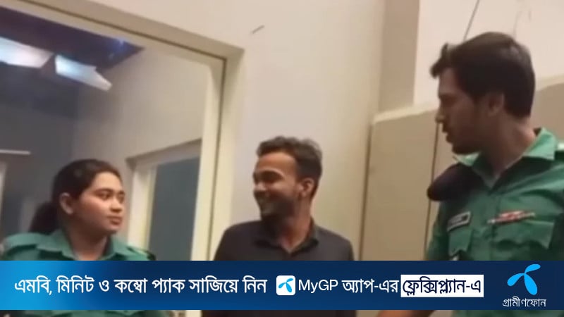 নারী পুলিশের দিকে তাকিয়ে হাসছে আসামি, ভাইরাল সেই ভিডিও নিয়ে যা জানা গেল