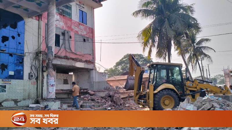 চাঁদপুর-কুমিল্লা আঞ্চলিক সড়কে ৫ শতাধিক অবৈধ স্থাপনা উচ্ছেদ