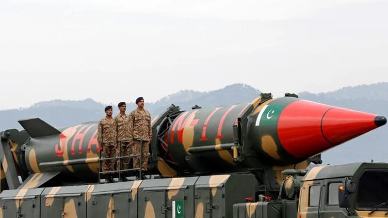 ইসলামাবাদে পাকিস্তান দিবসের সামরিক কুচকাওয়াজে পাকিস্তানি সেনারা একটি শাহিন-৩ সারফেস টু সারফেস ব্যালিস্টিক ক্ষেপণাস্ত্রের পাশে দাঁড়িয়ে আছেন। ছবি : রয়টার্স