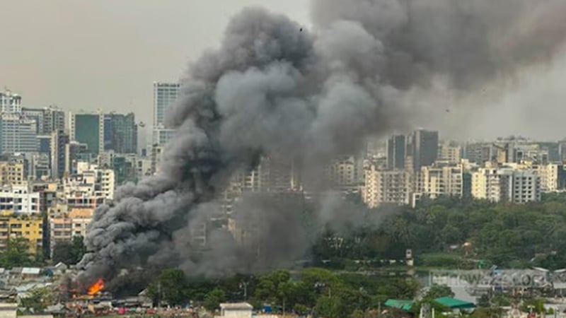 রাজধানীর কড়াইল বস্তিতে ভয়াবহ আগুন (ভিডিও)