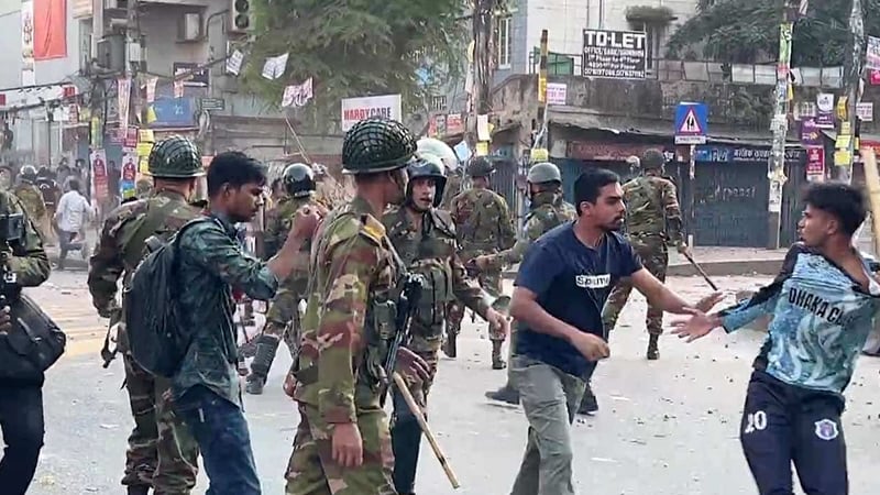 সায়েন্সল্যাব মোড়ে ঢাকা কলেজ-সিটি কলেজ শিক্ষার্থীদের সংঘর্ষ