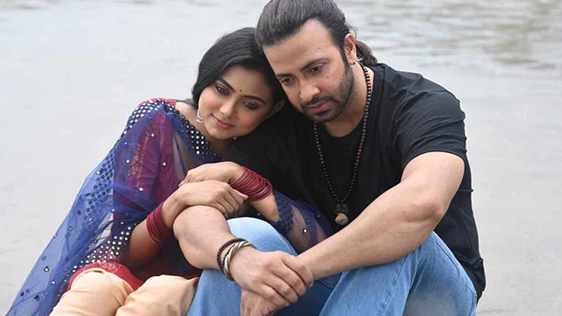 ‘প্রিয়তমা’ সিনেমার দৃশ্যে শাকিব খানের সঙ্গে ইধিকা পাল। ছবি: সংগৃহীত