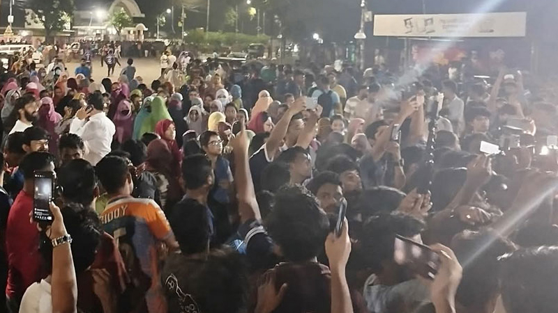 হলে কমিটি ঘোষণার প্রতিবাদে মধ্যরাতে ঢাকা বিশ্ববিদ্যালয়ে বিক্ষোভ হলে কমিটি ঘোষণার প্রতিবাদে মধ্যরাতে ঢাকা বিশ্ববিদ্যালয়ে বিক্ষোভ