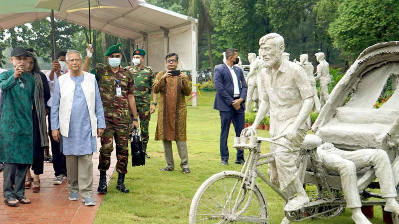  এ সময় আরও উপস্থিত ছিলেন মুক্তিযুদ্ধ বিষয়ক উপদেষ্টা ফারুক-ই-আজম, গণপূর্ত সচিব আদিলুর রহমান খান, সংস্কৃতি উপদেষ্টা মোস্তফা সরয়ার ফারুকী, এবং জাদুঘর বাস্তবায়ন কমিটির অন্যান্য সদস্যরা।    ছবি: সংগৃহীত