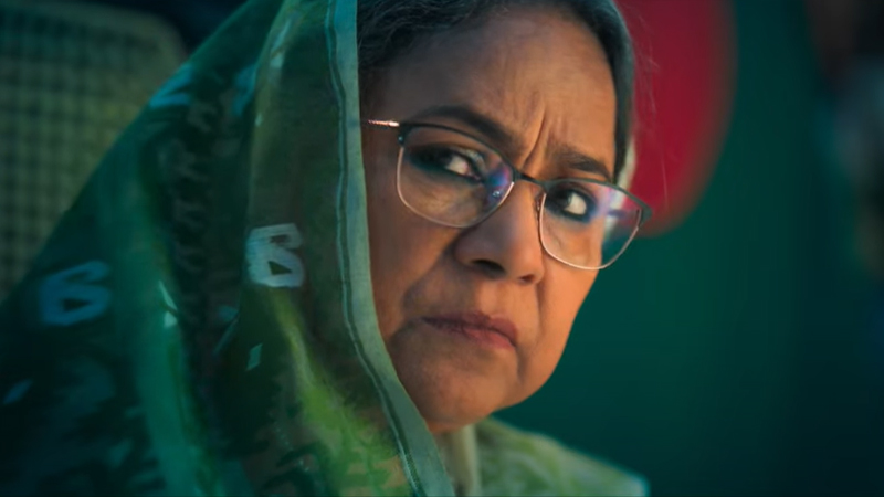 ‘রক্তবীজ ২’ সিনেমার গুরুত্বপূর্ণ চরিত্রে রয়েছেন ‘ব্যান্ডিট কুইন’ সিনেমা খ্যাত অভিনেত্রী সীমা বিশ্বাস। টিজার দেখে অনেক নেটিজেনরাই বলছেন সীমা জুলাই অভ্যুত্থানের সময় পালিয়ে যাওয়া তৎকালীন প্রধানমন্ত্রী শেখ হাসিনার চরিত্রে অভিনয় করেছেন। ছবি: ‘রক্তবীজ ২’ সিনেমার টিজার