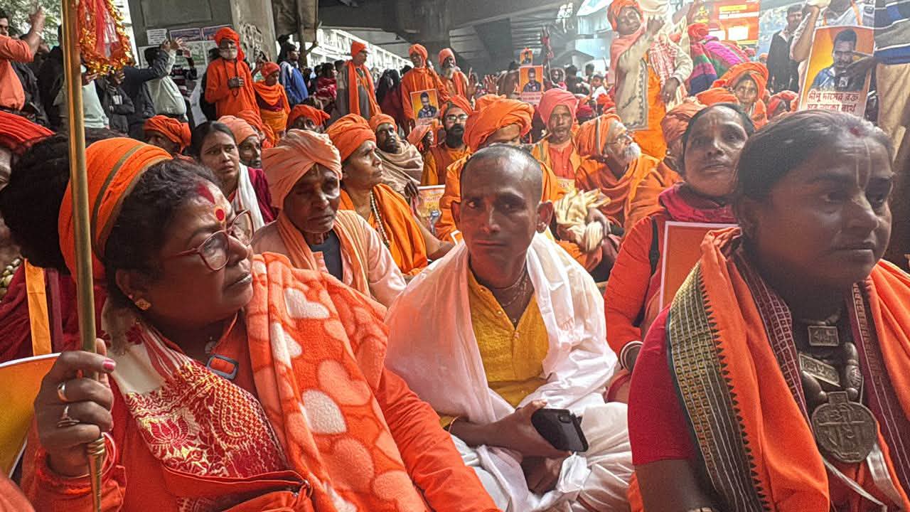 ৫ লাখ হিন্দু সন্ন্যাসী নিয়ে বাংলাদেশ দূতাবাস ঘেরাওয়ের হুমকি বিজেপি নেতার