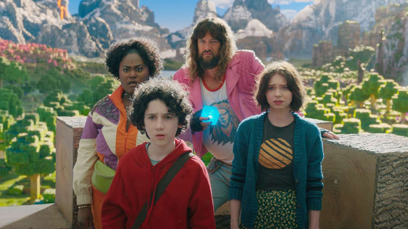 বিশ্বের সবচেয়ে জনপ্রিয় ভিডিও গেম অবলম্বনে তৈরি এই সিনেমাটি তরুণ দর্শকদের জন্য ছিল এক বিশাল আয়োজন। গেমের ব্লক-স্টাইল ভিজ্যুয়ালকে সিনেমায় রূপ দেয়া সহজ কাজ ছিল না, কিন্তু নির্মাতারা সেই চ্যালেঞ্জে সফল হয়েছেন। ছবি: সংগৃহীত 