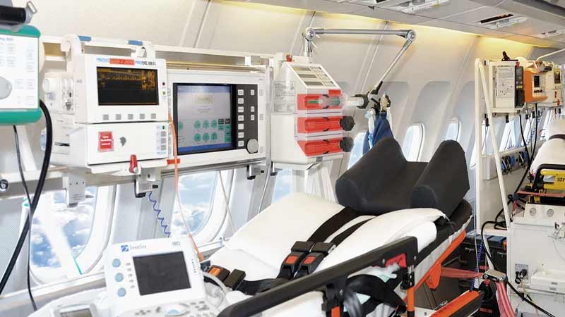 মাল্টিপ্যারামিটার মনিটর, ভেন্টিলেটরসহ একাধিক সুবিধা থাকে এয়ার অ্যাম্বুলেন্সে। ছবি: সংগৃহীত 