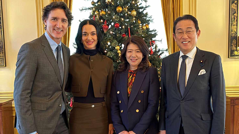 সাম্প্রতিক জাপান সফরে কেটির সঙ্গে ছিলেন জাস্টিন ট্রুডো। জাপানের সাবেক প্রধানমন্ত্রী ফুমিও কিশিদা ও তার স্ত্রী ইয়োকোর সঙ্গে ট্রুডোর বৈঠকে সঙ্গী ছিলেন কেটি।  ছবি: সংগৃহীত 