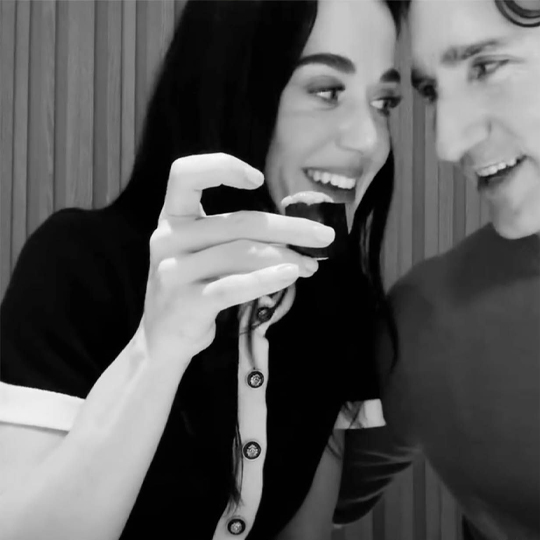 ক্যাপশনে কেটি লেখেন, ‘টোকিও ভ্রমণ সঙ্গে আরও কিছু’। ছবি: সংগৃহীত 