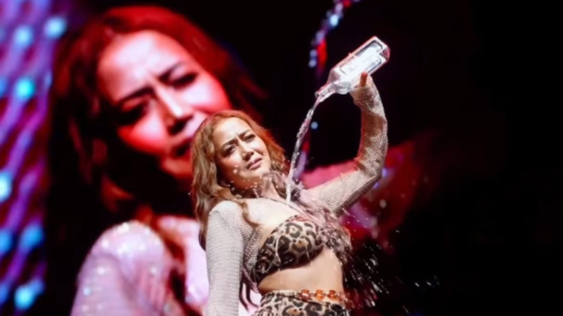  সম্প্রতি এক কনসার্টে গান পরিবেশনের সময় তার অঙ্গভঙ্গি এবং শরীরে পানি ঢালার একটি মুহূর্ত ভিডিও হয়ে সামাজিক যোগাযোগমাধ্যমে ছড়িয়ে পড়ে। ছবি: সংগৃহীত 