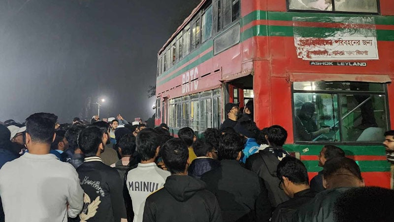 বাসের সিট ধরা নিয়ে দ্বন্দ্ব, মধ্যরাতে ইবির দুই বিভাগের শিক্ষার্থীদের দফায়  দফায় মারামারি