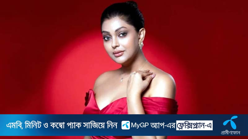 বিমানবন্দরে পুলিশ হেফাজতে চিত্রনায়িকা নিপুণ