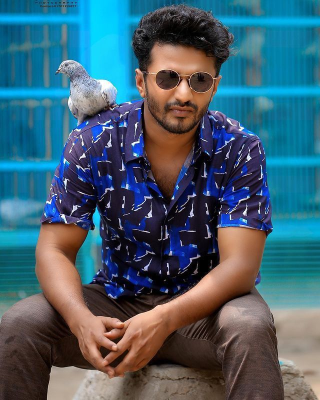 অভিনেতার ঘনিষ্ঠ এক সূত্র জানায়, রাতে শুটিং শেষে বাড়িতে ফেরার প্রস্তুতি নিচ্ছিলেন ফারহান। এসময় হঠাৎ অসুস্থ হয়ে পড়েন তিনি। 