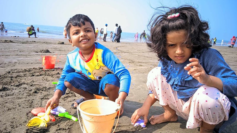 সন্তান যখন অন্যান্য শিশুদের সঙ্গে মানিয়ে নিতে পারে সেই সঙ্গে শেয়ার করতে শেখে তখন সে স্কুলে যাওয়ার জন্য প্রস্তুত। ছবি: সংগৃহীত