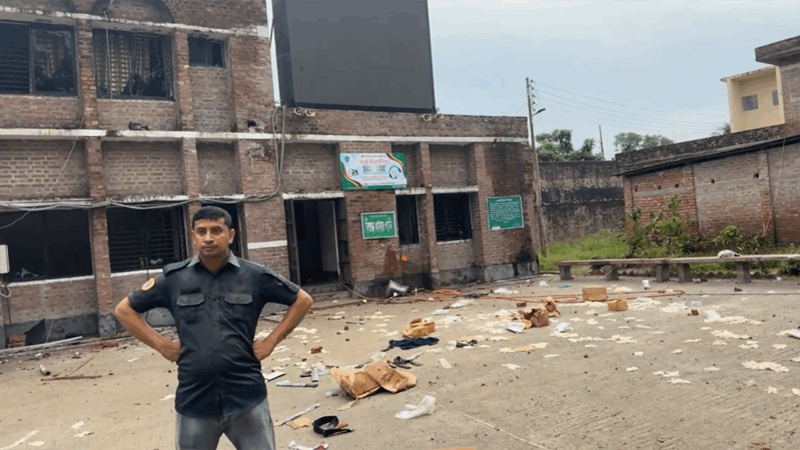 কারাগারের সামনের অবস্থা