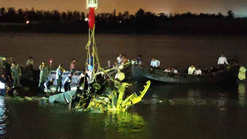 কর্ণফুলী নদী থেকে উদ্ধার করা হচ্ছে বিধ্বস্ত হওয়া ইয়াক-১৩০ প্রশিক্ষণ যুদ্ধবিমান।