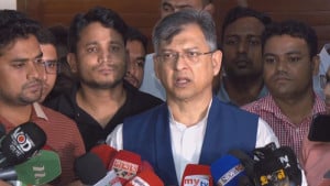 গণমাধ্যমকর্মীদের সঙ্গে আলাপকালে বিএনপির স্থায়ী কমিটির সদস্য সালাহউদ্দিন আহমেদ। ছবি: চ্যানেল 24
