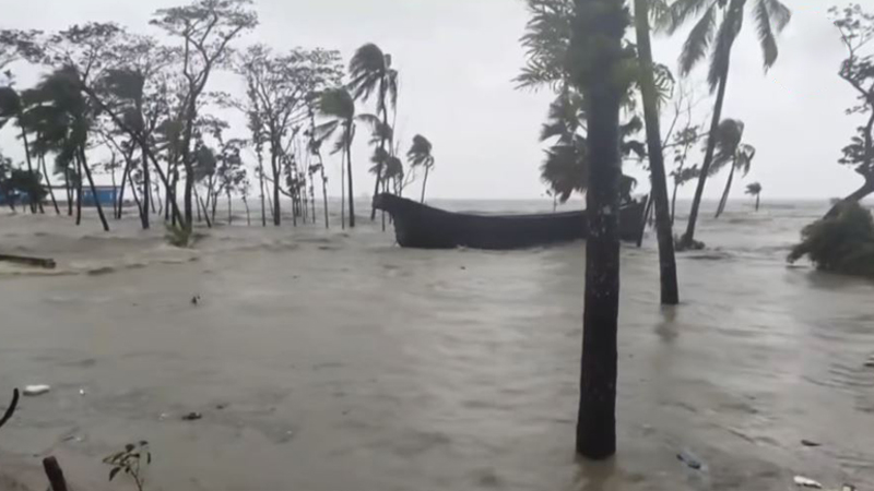 সাগরে অবস্থানরত গভীর নিম্নচাপের প্রভাবে চলমান বৃষ্টিপাতে তলিয়ে গেছে নোয়াখালীর নিঝুম দ্বীপ। ছবি: চ্যানেল 24