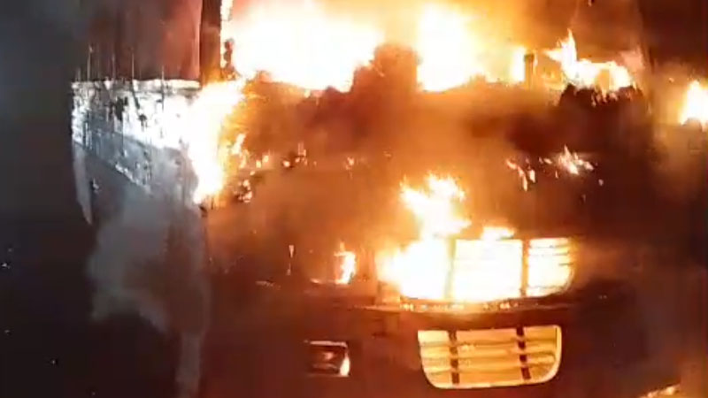 মানিকগঞ্জে স্কুলবাসে আগুন, চালক দগ্ধ 