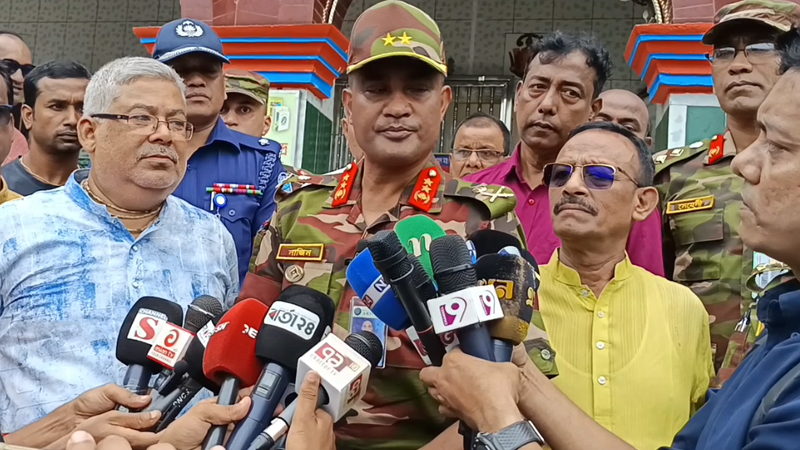 কুমিল্লায় দুর্গাপূজার মণ্ডপ পরিদর্শন করলেন সেনাবাহিনীর ৩৩ পদাতিক ডিভিশনের জিওসি