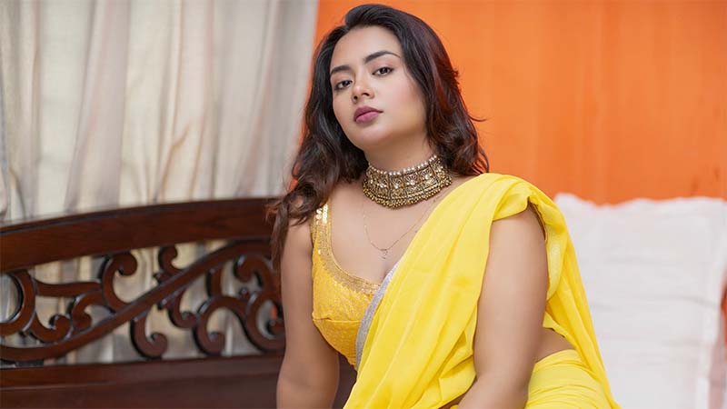 ‘আমাকে আপনারা বাঁচান’, ফেসবুক লাইভে অভিনেত্রীর আর্তনাদ