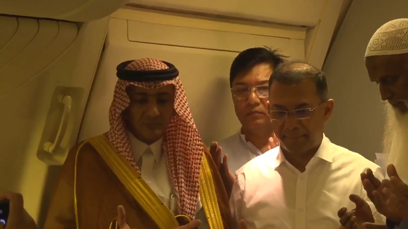 হজযাত্রীদের সঙ্গে নিয়ে ফ্লাইটে দোয়া মোনাজাতকালে প্রধানমন্ত্রী তারেক রহমানসহ অন্যরা। ছবি: চ্যানেল 24 