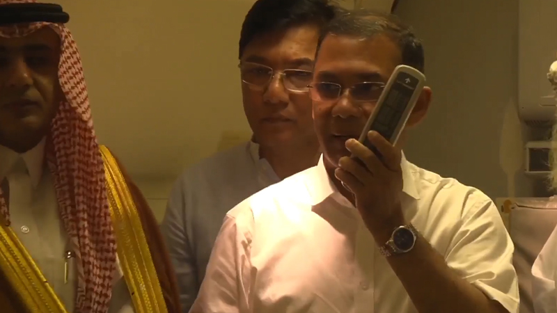 ফ্লাইটের অভ্যন্তরীণ সাউন্ড সিন্টেমের মাধ্যমে হজযাত্রীদের উদ্দেশ্যে বক্তব্যকালে প্রধানমন্ত্রী তারেক রহমান। ছবি: চ্যানেল 24