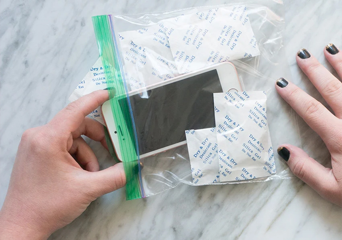 ফোন পানিতে ভিজে গেলে  ভালোভাবে মুছে একটি এয়ারটাইট ব্যাগে কয়েকটি সিলিকা জেল প্যাকেটসহ রেখে দিন কয়েকদিন। ছবি: সংগৃহীত