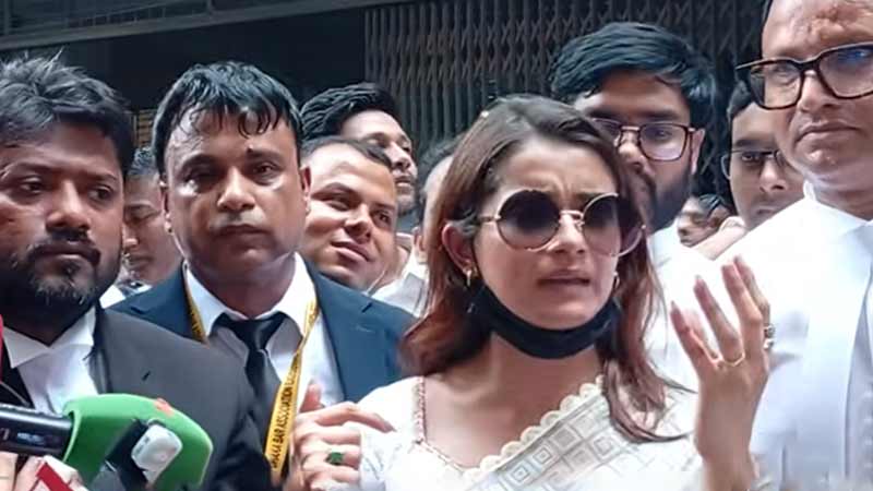 আদালত প্রাঙ্গণে সাংবাদিকদের সঙ্গে কথা বলেন অভিনেত্রী তানজিন তিশা। ছবি: চ্যানেল 24