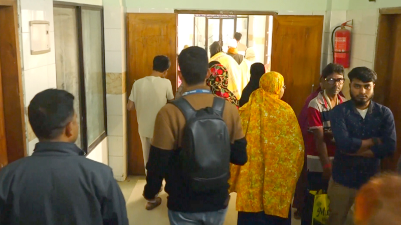 নওগাঁ হাসপাতালে রাজস্ব কর্মকর্তার মরদেহ ফেলে পালাল দুর্বৃত্তরা