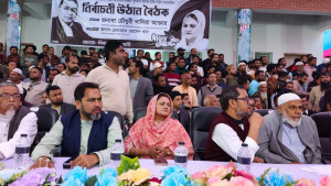 মাদারীপুর-১ আসনে আওয়ামী লীগ নেতাদের সঙ্গে একই মঞ্চে বিএনপি প্রার্থী চৌধুরী নাদিরা আক্তার। ছবি: চ্যানেল 24