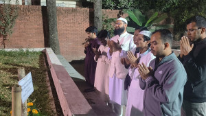 শপথ গ্রহণ করে শহিদ ওসমান হাদির কবর জিয়ারত করেছেন কুড়িগ্রাম-২ আসনের সংসদ সদস্য ও জাতীয় নাগরিক পার্টির (এনসিপি) যুগ্ম আহ্বায়ক ড. আতিক মুজাহিদ। ছবি: চ্যানেল 24