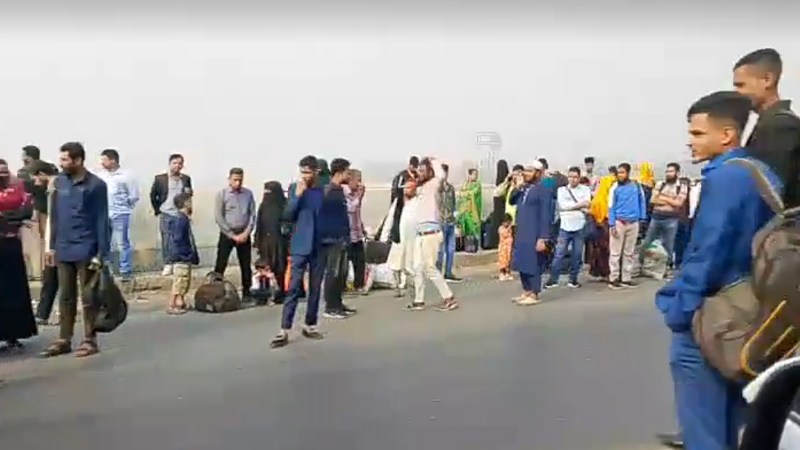 ভোট দিতে ঈদের ছুটির মতোই গ্রামে ছুটছে মানুষ