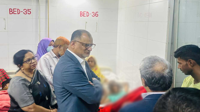 হাসপাতালে শিশুটির চিকিৎসার খোঁজ-খবর নিচ্ছেন বিমান উপদেষ্টা শেখ বশিরউদ্দীনসহ অন্যরা। ছবি: সংগৃহীত