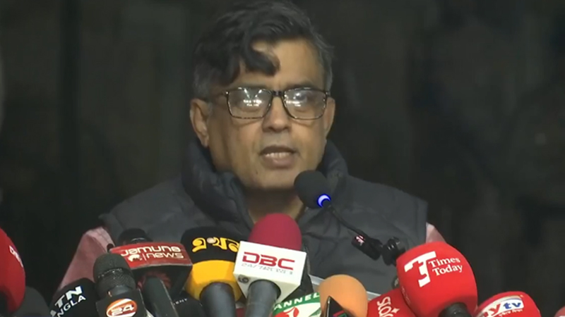 সংবাদ সম্মেলনে প্রধান উপদেষ্টার প্রেস সচিব শফিকুল আলম। ছবি: চ্যানেল 24