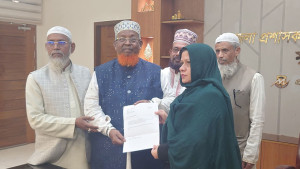 জামায়াতে ইসলামীর মুন্সিগঞ্জ-২ আসনের প্রার্থী অধ্যাপক এবিএম ফজলুল করিম মনোনয়ন প্রত্যাহারের ছবিটি মঙ্গলবার বিকেলে জেলা রিটার্নিং কর্মকর্তার কার্যালয় থেকে তোলা। ছবি: চ্যানেল 24।