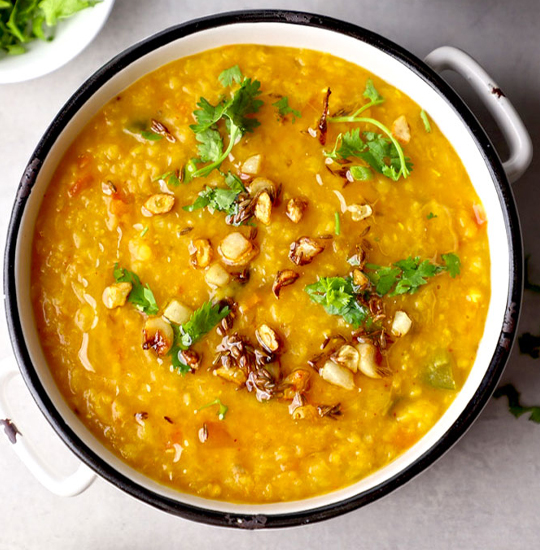 ডা. জয়েশ শর্মার মতে, শুধু ফেনা তুলে ফেলাই সমাধান নয়। বরং ডাল ভালোভাবে ভিজিয়ে, ধুয়ে এবং প্রেসার কুকারে রান্না করাই সবচেয়ে কার্যকর উপায়।  ছবি: সংগৃহীত 