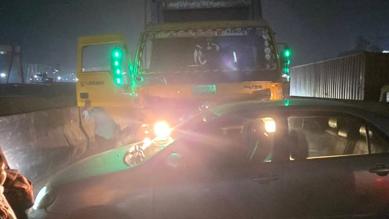 দুর্ঘটনাকবলিত কাভার্ডভ্যানটি পেছন থেকে ধাক্কা দিয়ে প্রাইভেটকারটিকে টেনে-হিঁচড়ে সামনে নিয়ে যায়। ছবি: সংগৃহীত