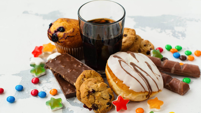 ফ্রুক্টোজ সরাসরি ইউরিক অ্যাসিড উৎপাদন বাড়ায়। তাই সোডা ও মিষ্টি পানীয় সীমিত পরিমাণে খাওয়া উচিত। ছবি: সংগৃহীত