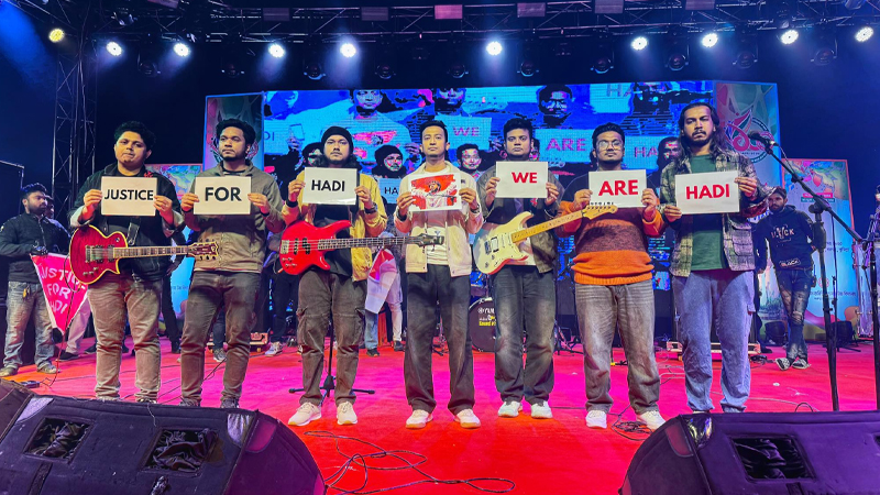 মঞ্চে হাদি হত্যার বিচার চান তাসরিফ ও তার দল। ছবি: গায়কের ফেসবুক 