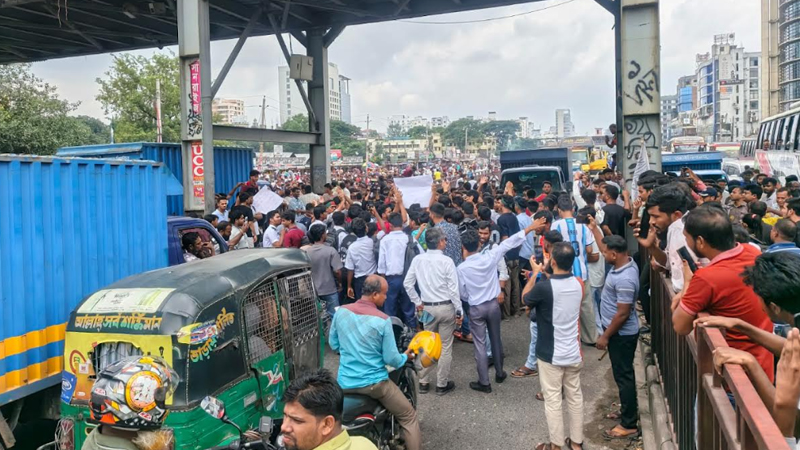 শিক্ষামন্ত্রীর পদত্যাগ দাবিতে ঢাকাসহ বিভিন্ন জেলায় সড়ক অবরোধ ও বিক্ষোভ