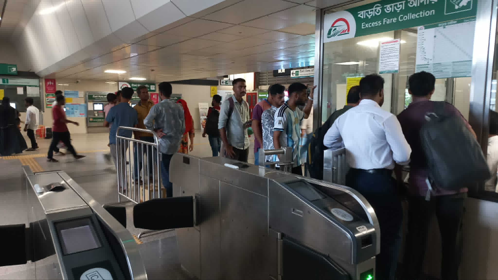 যাত্রীদের টিকিটের অর্থ ফেরত দেওয়া হচ্ছে