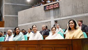 সংসদ কক্ষে স্পিকারের আসন ফাঁকা রেখে আজ বৃহস্পতিবার বেলা ১১টা ৫মিনিটে পবিত্র কোরআন তিলাওয়াতের মধ্যদিয়ে অধিবেশন শুরু হয় । ছবি- সংগৃহীত