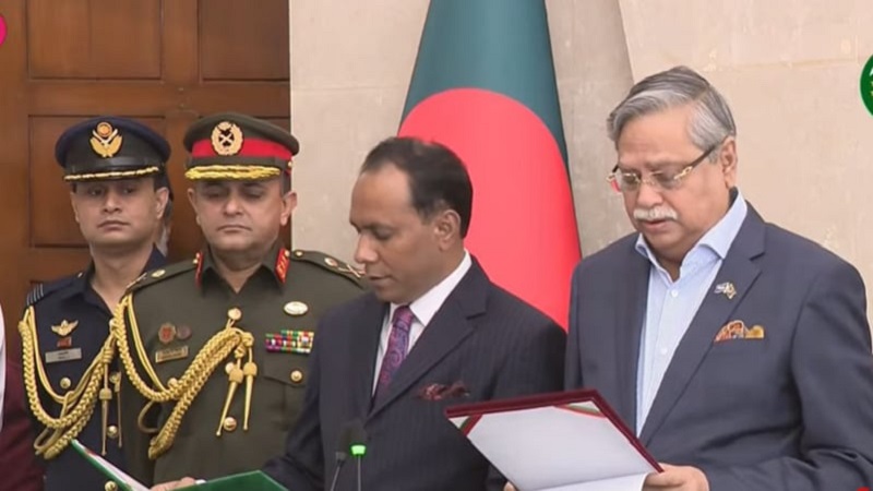 ডেপুটি স্পিকারকে শপথ পড়াচ্ছেন রাষ্ট্রপতি